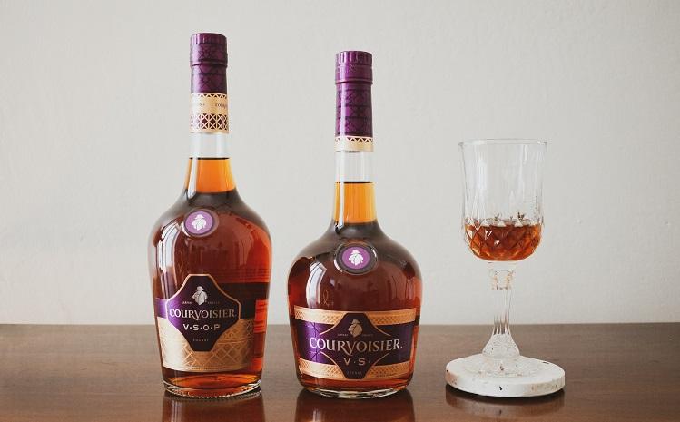 deux bouteilles de cognac Courvoisier