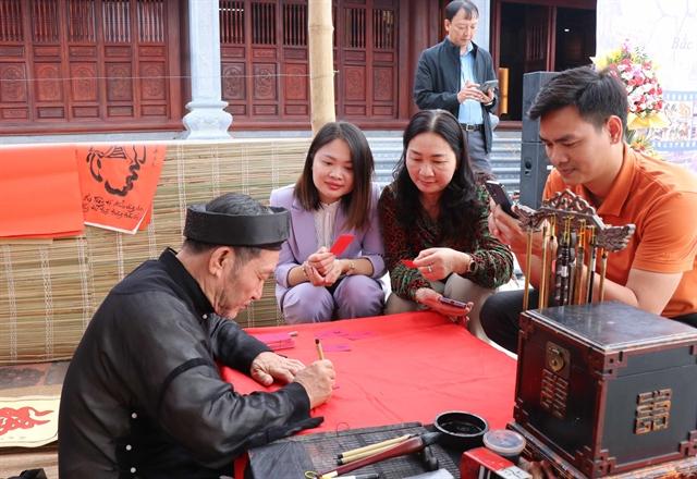 Marche aux peintures et calligraphies folkloriques de Đông Hồ