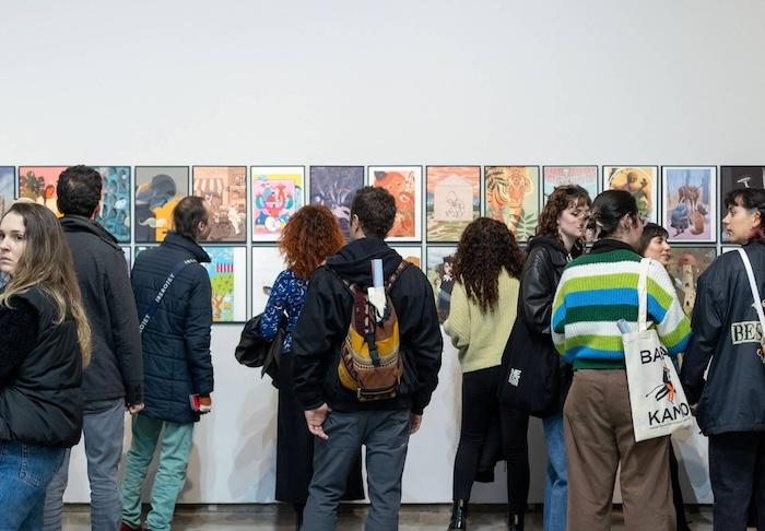 des visiteurs en train de regarder une exposition au centre del carme cultura contemporània cccc pendant lesfetes
