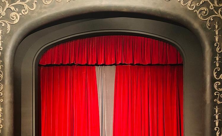 rideaux rouges de théâtre