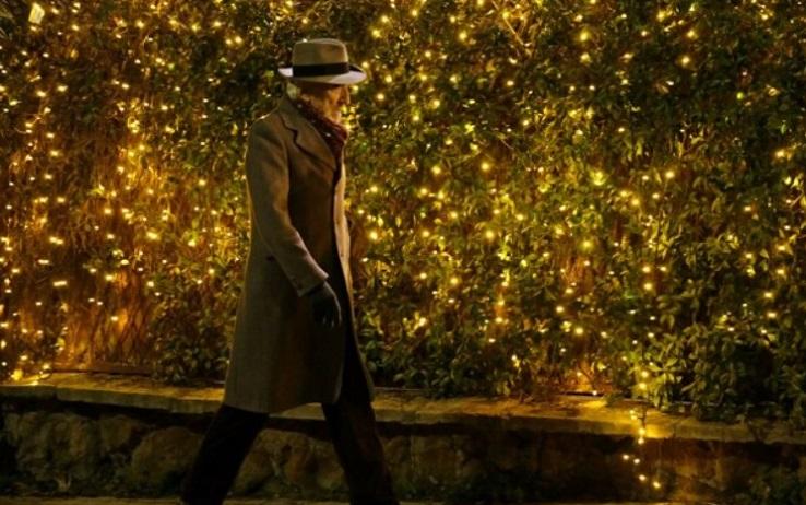 un homme marche dans la rue illuminée