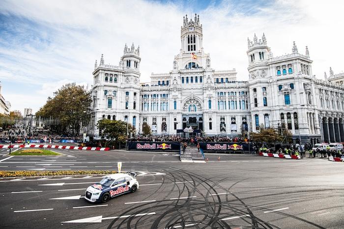 la voiture de Carlos Sainz devant Cibeles pendant le red bull Showrun Madrid
