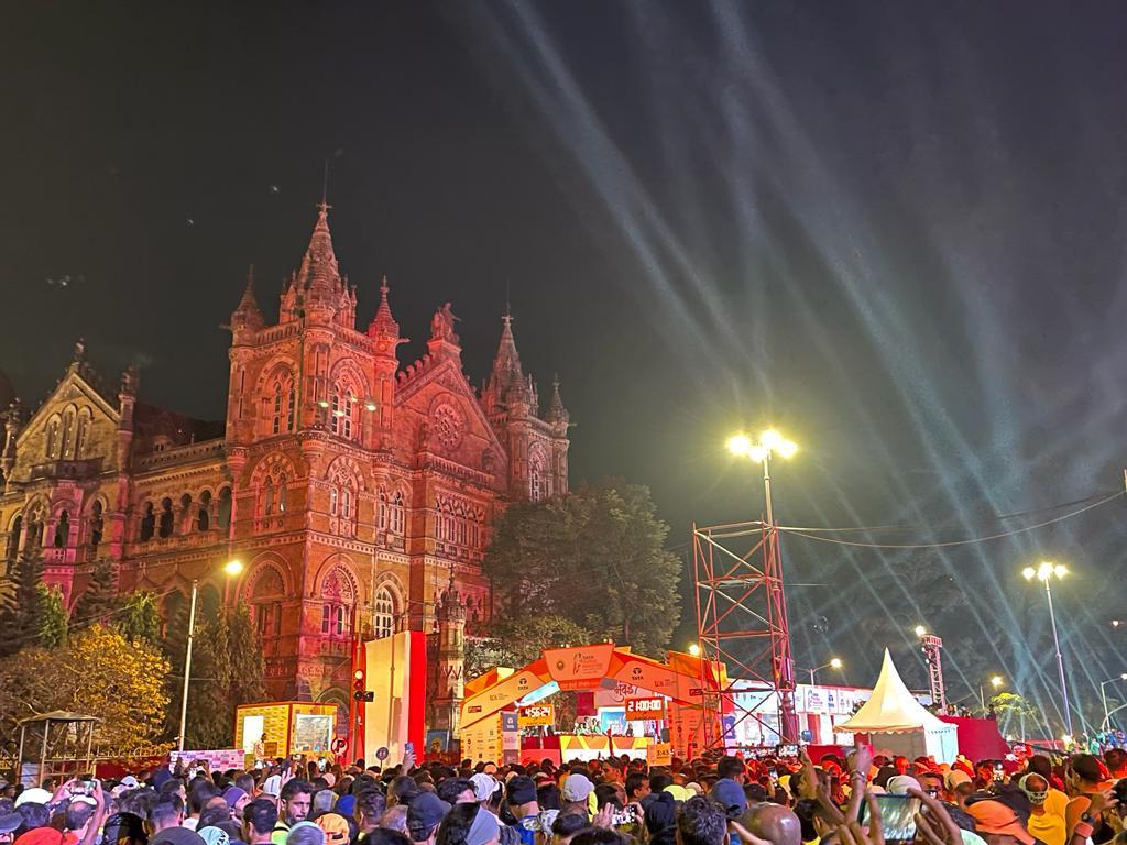Départ du Tata Mumbai Marathon à la gare CST