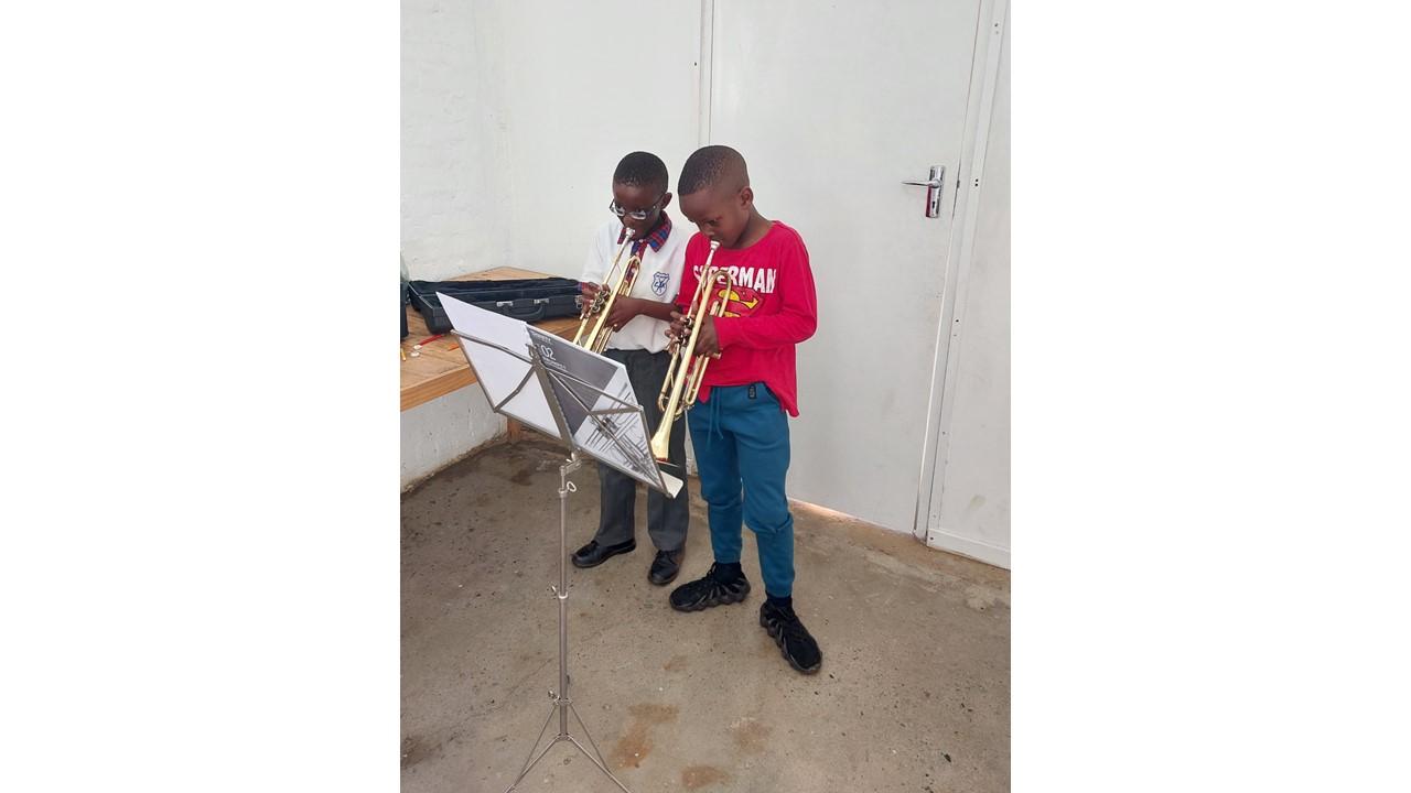 Des jeunes de l'association The little School of Musique in the Valley