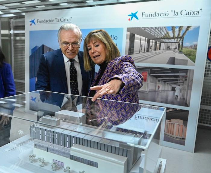 La maire de L'Hospitalet de Llobregat, Núria Marín, et le président de la Fondation la Caixa, Isidro Fainé