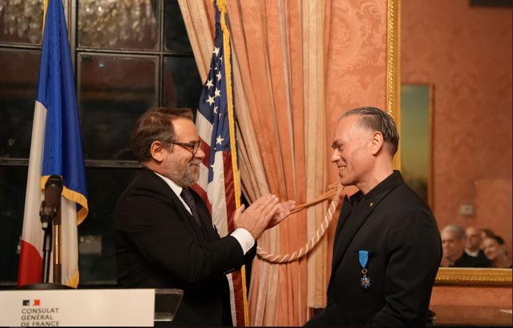 Matthew Yokobosky reçoit le titre de Chevalier dans l'Ordre national du Mérite au consulat de France à New York