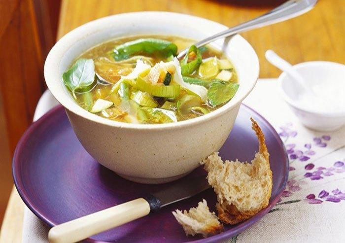 Reteta-supa-de-legume-cu-praz-si-dovlecei