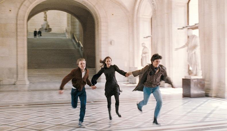 trois jeunes qui courent dans le film de Bertolucci The Dreamers