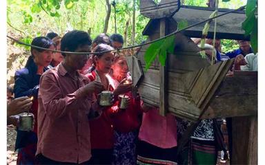 Villageois Bunong de Bu Cheeng appelant les esprits devant leur autel (rempli de cadeaux) dans le cadre du rituel wer-brii-wer-nam, région de Bu Sra, 2019.