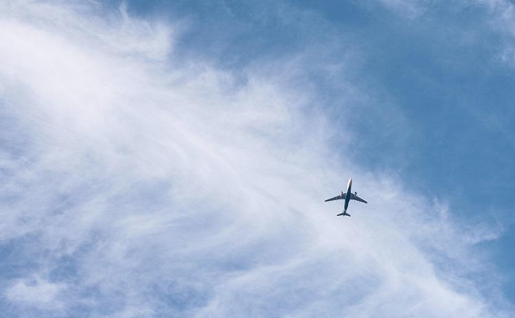 avion vole dans ciel nuageux
