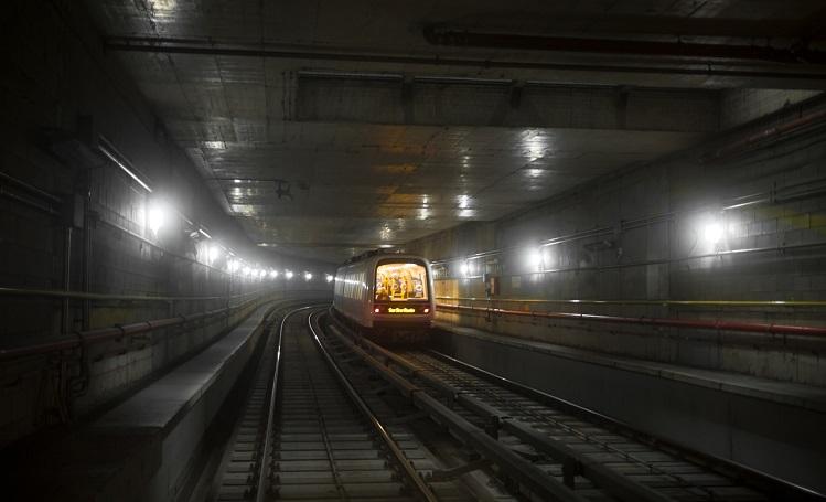 circulation d'un train métro à grande vitesse dans un tunnel