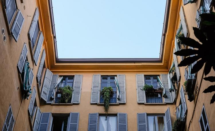 fenêtres avec volets d'un immeuble italien