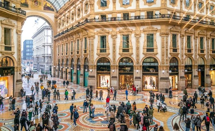 un grand groupe de personnes dans la galerie victor emmanuel II de Milan