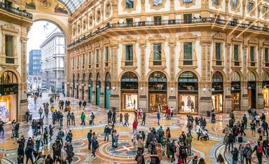 un grand groupe de personnes dans la galerie victor emmanuel II de Milan