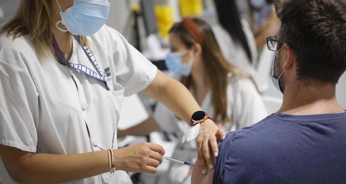 un patient se fait vacciner dans un hôpital en Espagne