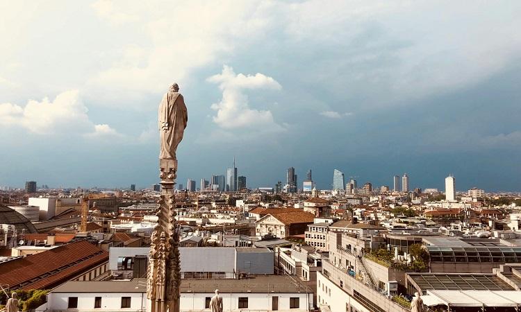 vue sur les toits et gratte ciel de Milan