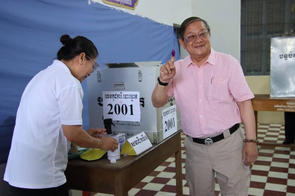 S.E. Yim Chhay Ly (photo 1) et S.E. Khieu Kanharith (à droite, photo 3), législateurs de la circonscription provinciale de Kampong Cham, se rendent aux urnes dans la ville provinciale de Kampong Cham ce matin. Photo : AKP-Kampong Cham