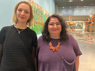 (A droite) Valentina MOIMAS, commissaire de l’exposition au centre Pompidou, Conservatrice et Cheffe du service des collections architectures accompagnée (à Gauche) d’Anne-Charlotte MICHAUT, Chargée de recherche pour l’exposition.