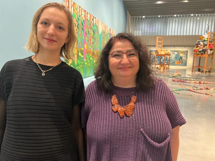 (A droite) Valentina MOIMAS, commissaire de l’exposition au centre Pompidou, Conservatrice et Cheffe du service des collections architectures accompagnée (à Gauche) d’Anne-Charlotte MICHAUT, Chargée de recherche pour l’exposition.