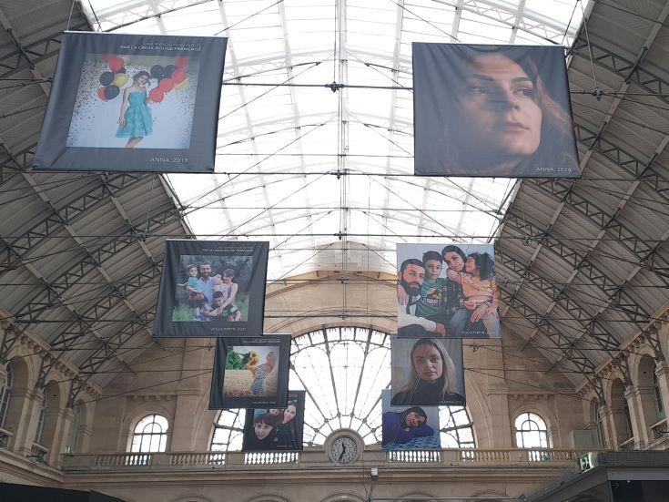 Affiches des portraits de réfugiés ukrainiens à Paris Gare de l'Est