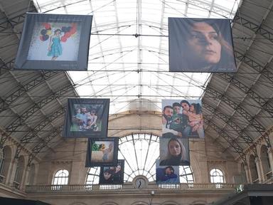 Affiches des portraits de réfugiés ukrainiens à Paris Gare de l'Est