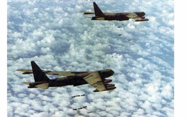 Deux bombardiers Boeing B-52D Stratofortress de l'armée de l'air américaine audessus du Cambodge 1970.