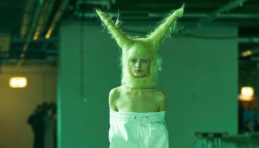 Une mannequin lors d'un défilé de mode d'Anonymous Club à Berlin