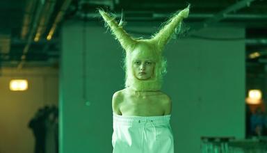 Une mannequin lors d'un défilé de mode d'Anonymous Club à Berlin