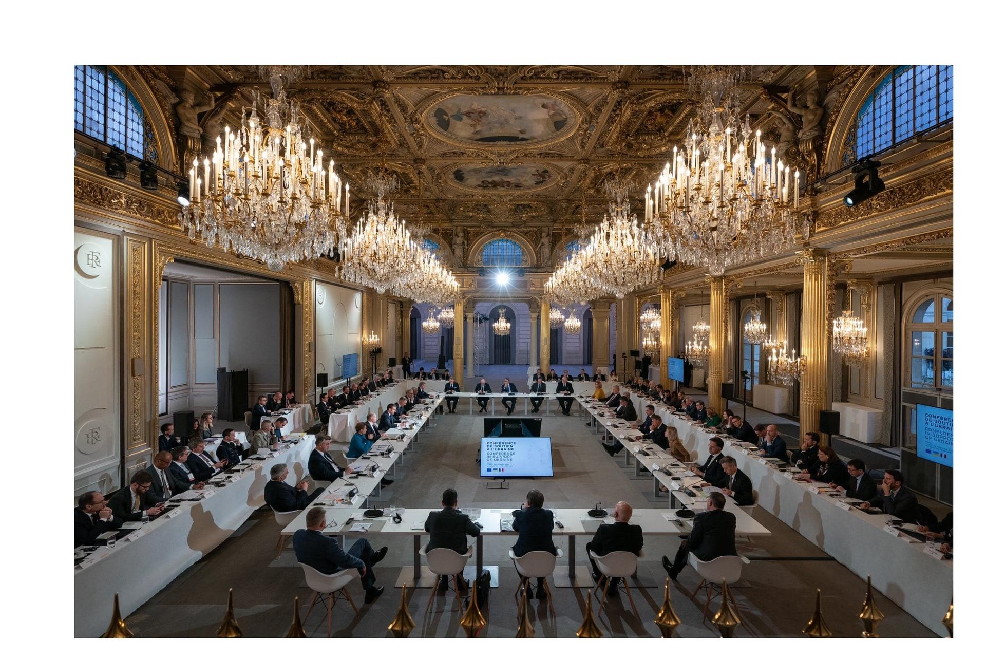 Chefs d'État européens autour d'une table à l'Élysée