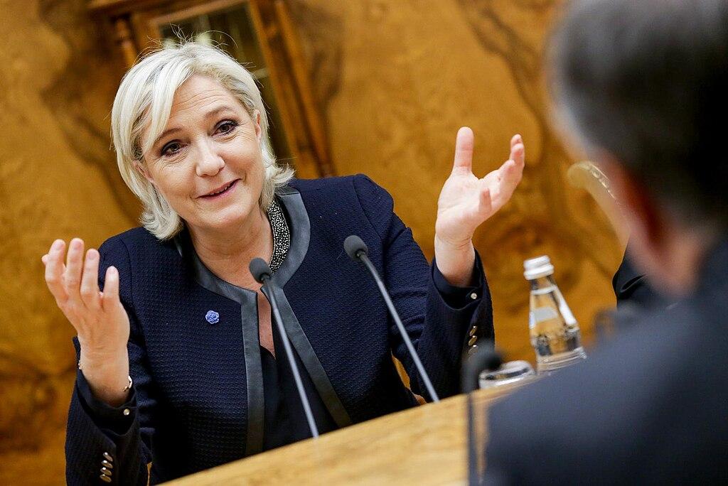 marine lepen haussant les bras