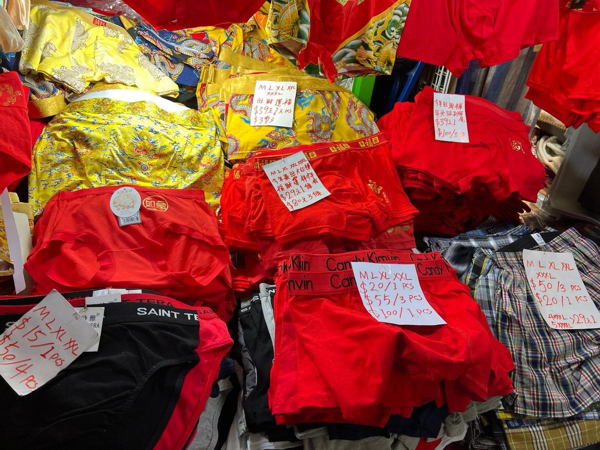 Les culottes rouges au marché