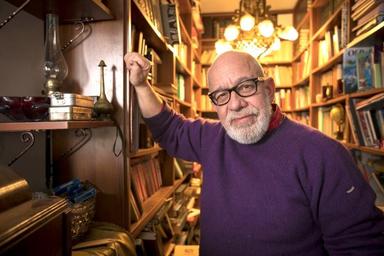 Mari Levi dans sa bibliothèque à Kadiköy