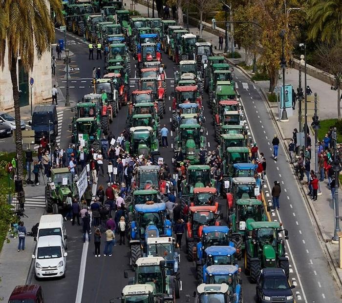 les agricultureurs avec leurs tracteurs bloquent une route à Valencia