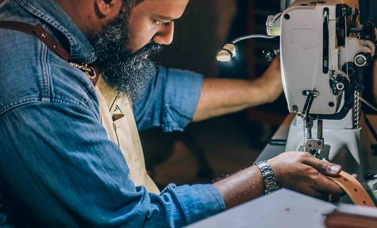 artisan fait une ceinture sur une machine