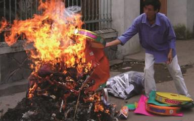Les autorités demandent de ne pas brûler de papiers votifs pendant le Têt