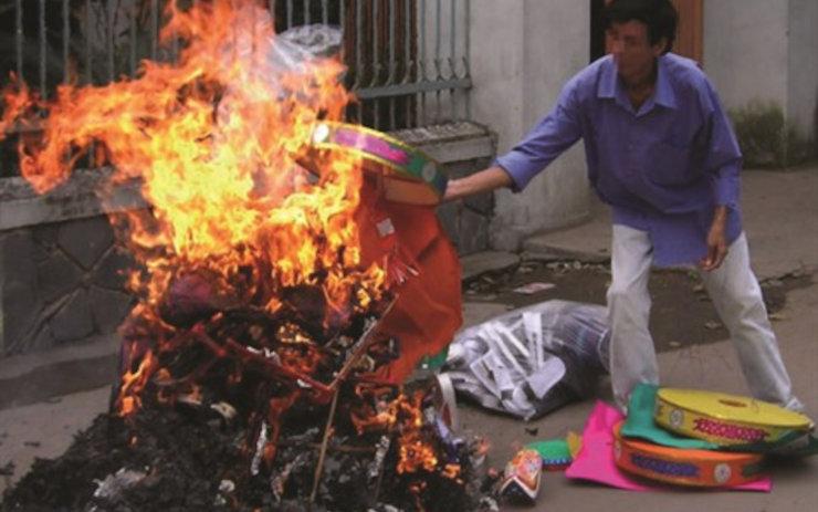 Les autorités demandent de ne pas brûler de papiers votifs pendant le Têt