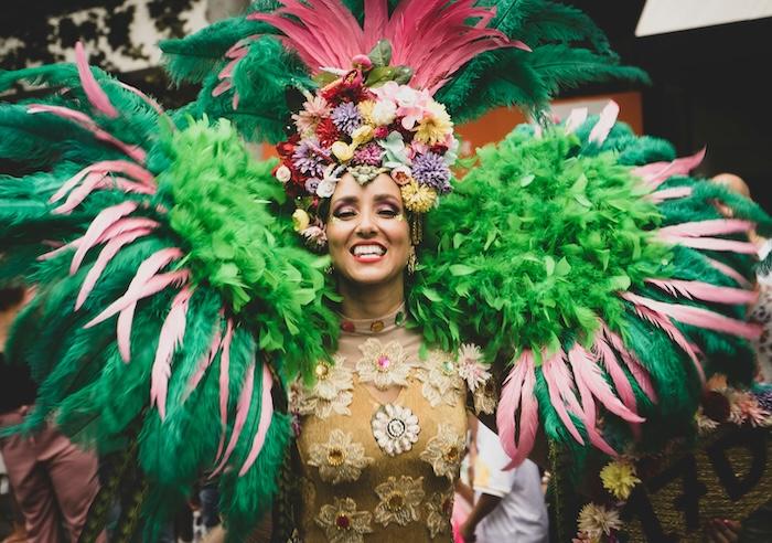 une femme en costume vert et rose au carnaval de russafa à valencia