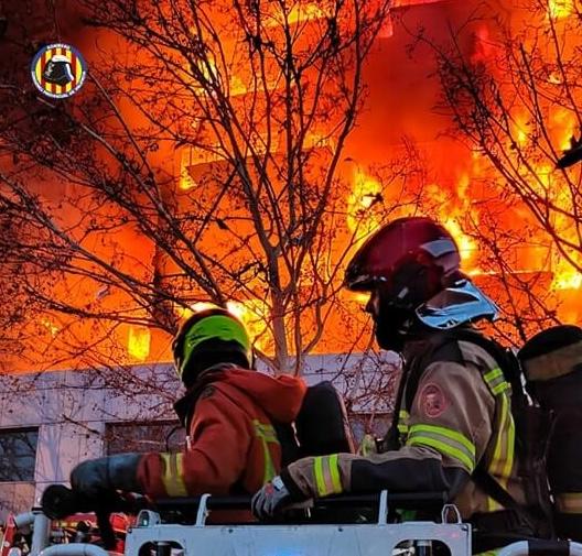 des pompiers luttant contre les flammes dans le campanar à valencia