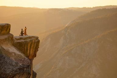 Une demande en mariage au bord d'une falaise à couper le souffle