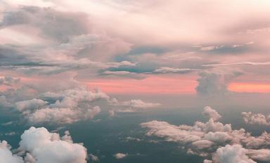nuages roses de pollution dans le ciel