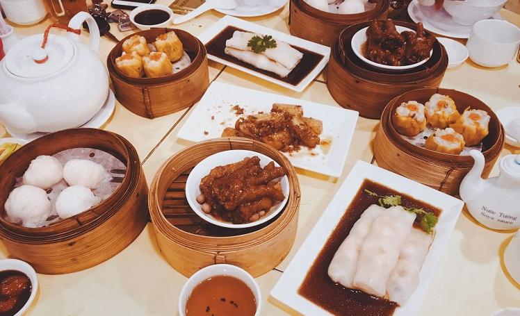 plats de nourriture chinoise sur une table