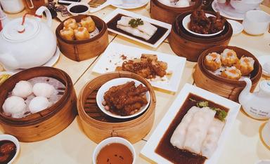 plats de nourriture chinoise sur une table