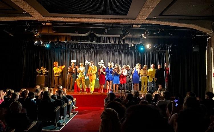 scène théâtre avec public