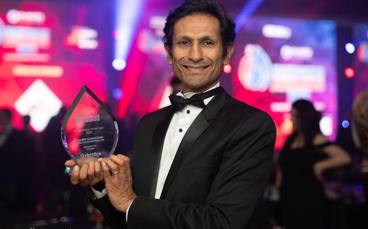 Shabir Djakiodine lors de sa victoire au titre de "meilleur entrepreneur de l'année 2022 1