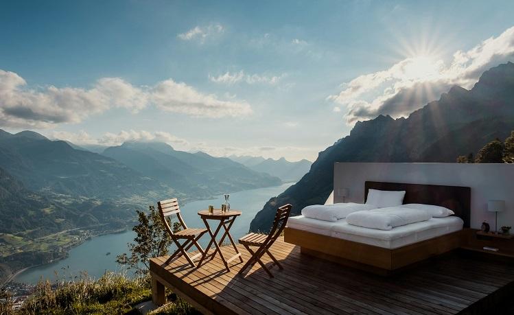 terrasse vue sur un lac de montagne