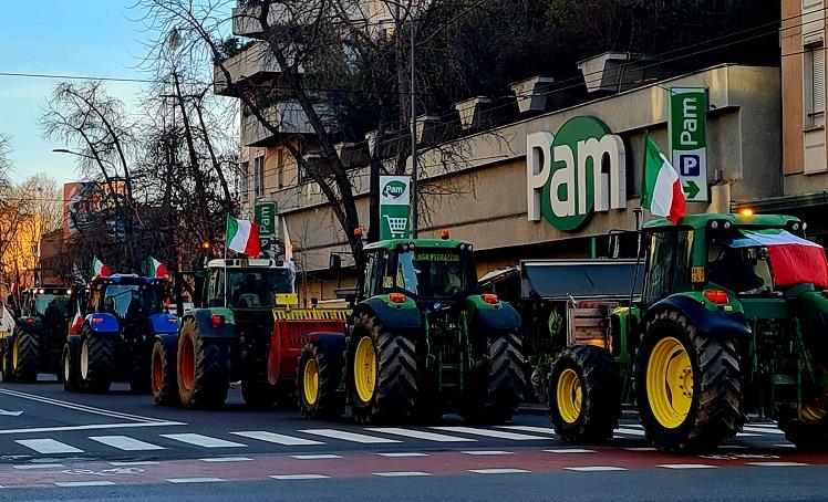 tracteurs roulent dans la ville à Milan