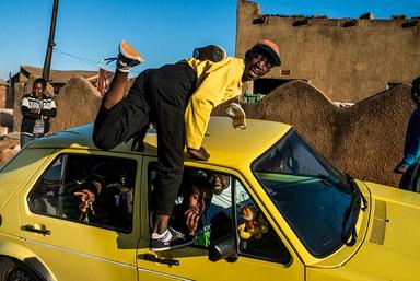 voiture jaune avec des personnes dedans