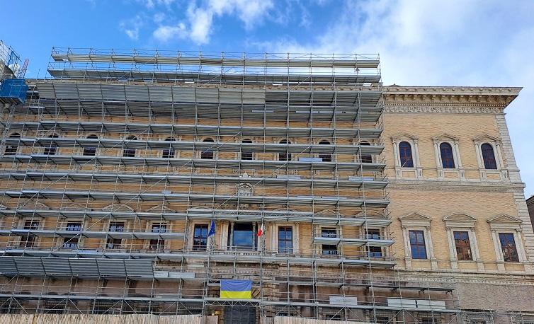 échafaudages devant la façade du Palais Farnèse mars 2024_0