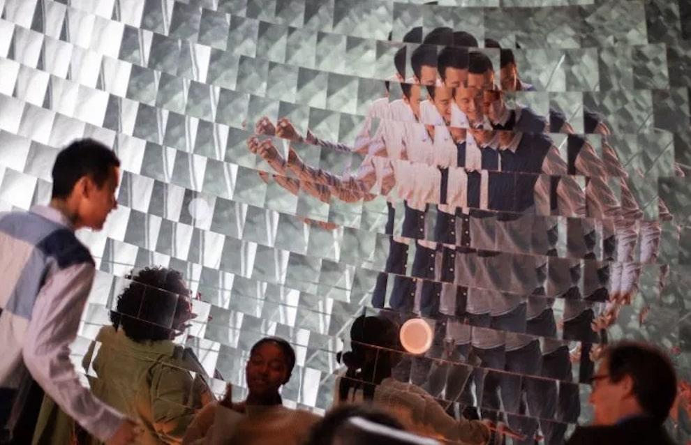 Personnes dansant dans la boule disco géante de la salle Divertissement.