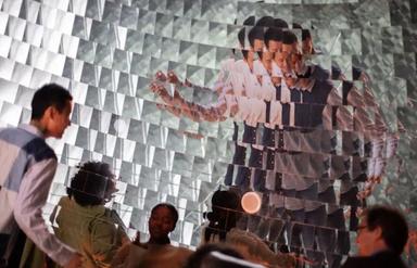 Personnes dansant dans la boule disco géante de la salle Divertissement.